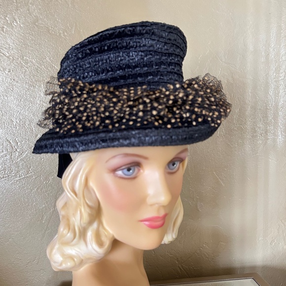DARLING 1940s' NAVY STRAW HAT WITH TALL CROWN & TAN DOTTED VEILING